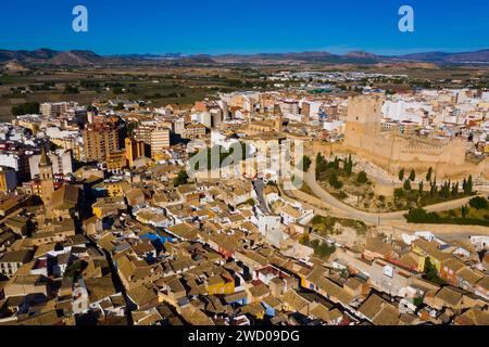 Blick von der Drohne auf das Stadtbild von Villena und Atalaya Castle, Spanien Stockfoto