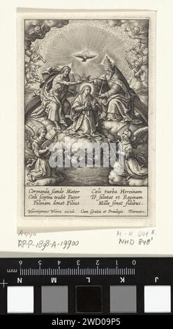 SCHÖPFER VON MARIA, Antonie WIERIX (III), 1606 – vor 1619 Druck Maria wird von der dreifaltigkeit bzw. Christus, der Taube und Gott dem Vater gekrönt. Sie sind von Musikerengeln umgeben. Am Rand eine sechszeilige Beschriftung in zwei Spalten auf Lateinisch. Antwerpener Papiergravur Krönung Mariens durch Gott Vater und Christus (+ Engel) Stockfoto