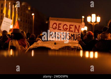 Kundgebung gegen Rechtsextremismus in Berlin Bezug nehmend auf die von Correctiv aufgedeckten Deportationspläne einer Gruppe hochrangiger Rechtsradikaler, versammelten sich ca. 2000 Menschen am 17.01.2024 vor dem Roten Rathaus, um ein Zeichen gegen Rechtsextremismus, Faschismus und die demokratiegefährdende Partei AFD zu setzen., Berlin Berlin Deutschland Mitte *** Rallye gegen Rechtsextremismus in Berlin unter Bezugnahme auf die Abschiebepläne einer Gruppe hochrangiger Rechtsextremisten, die von Correctiv aufgedeckt wurden, rund 2000 Menschen versammelten sich am 17. 01 2024 vor dem Roten Rathaus Stockfoto