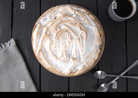 Meringue-Kuchen mit Rhabarber auf einem braunen Tisch Stockfoto