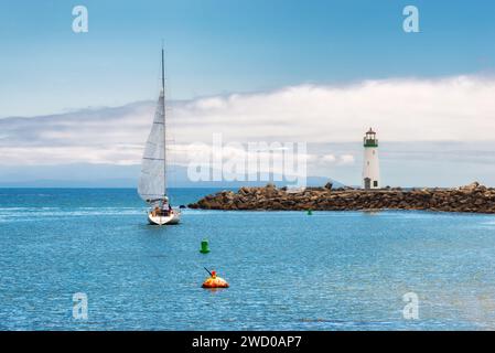 California Walton Lighthouse und Segelboot in Santa Cruz Harbor, Kalifornien Stockfoto