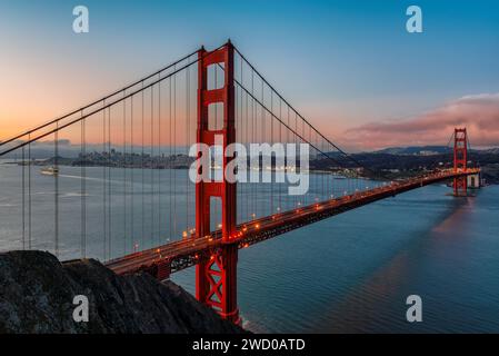 Sonnenaufgang an der Golden Gate Bridge in San Francisco, Kalifornien Stockfoto
