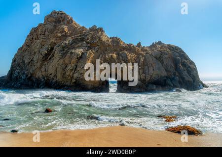 Keyhole Arch am Pfeiffer Beach, Kalifornien, an sonnigen Sommertagen, Big Sur, Kalifornien. Stockfoto