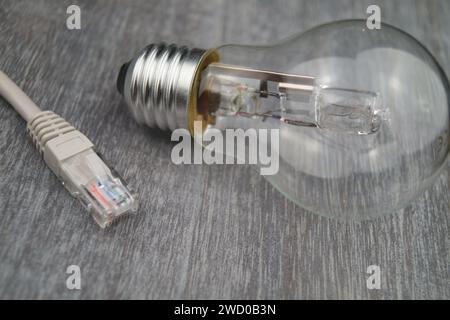 Netzwerkstecker und Glühlampe, symbolisches Bild für Smart Home Stockfoto