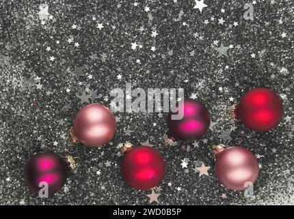 Rote Weihnachtsbaumkugeln auf silbernen Sternen, Weihnachtsdekoration Stockfoto