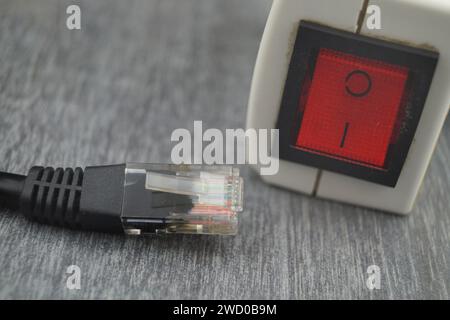 Steckdosenadapter mit Switch und Netzwerkstecker, symbolisches Bild für Smart Home Stockfoto