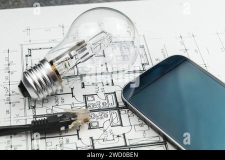 Glühlampe, Netzstecker und Smartphone im Grundriss, symbolisches Bild für Smart Home Stockfoto