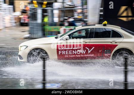 Winter, Regenwetter, Eisregen, große Pfütze, Wasserlache, in der Innenstadt, große Gallusstraße, Fahrzeuge bei der Durchfahrt, Spritzen Wasserfontänen, Frankfurt am Main, Hessen, Deutschland Regenwetter *** Winter, regnerisches Wetter, eiskalter Regen, große Pfütze, Wasserpfütze, in der Innenstadt, große Gallusstraße, durchfahrende Fahrzeuge, spritzende Wasserfontänen, Frankfurt am Main, Hessen, Deutschland regnerisches Wetter Stockfoto