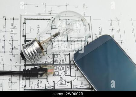 Glühlampe, Netzstecker und Smartphone im Grundriss, symbolisches Bild für Smart Home Stockfoto