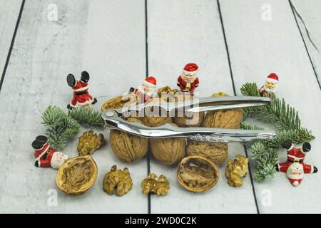 Walnuss (Juglans regia), Walnüsse mit Nussknacker und Santas Stockfoto