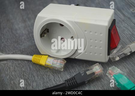 Steckdosenadapter mit Switch und Netzwerkstecker, symbolisches Bild für Smart Home Stockfoto