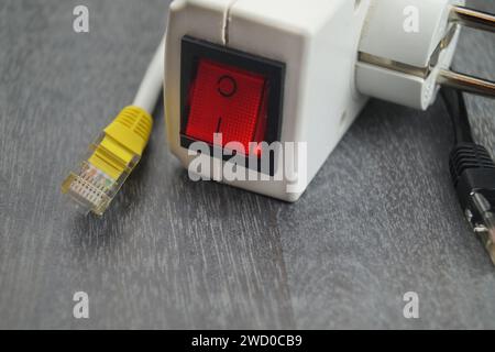 Steckdosenadapter mit Switch und Netzwerkstecker, symbolisches Bild für Smart Home Stockfoto