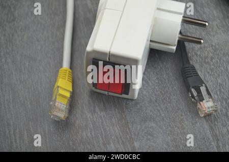 Steckdosenadapter mit Switch und Netzwerkstecker, symbolisches Bild für Smart Home Stockfoto