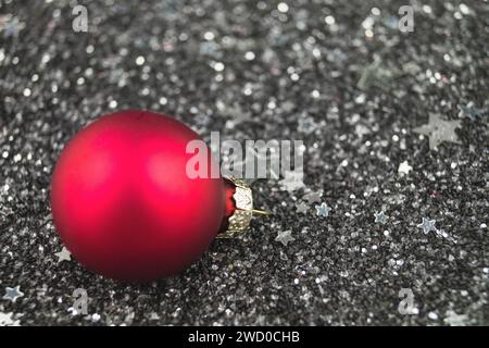 Rote Weihnachtsbaumkugel auf silbernen Sternen, Weihnachtsdekoration Stockfoto