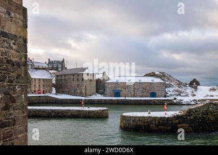 17. Januar 2024. Portsoy, Aberdeenshire, Schottland. Das ist Portsoy Hafen nach Schneestürmen und einem stürmischen Himmel. Hier war das Ende von Peaky BLI Stockfoto