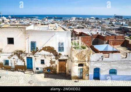 Blick auf die mittelalterliche Medina in Sousse, Tunesien, mit Hafen und Meer im Hintergrund Stockfoto