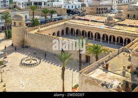 Blick auf die mittelalterliche Medina in Sousse und die große Moschee in Tunesien. Stockfoto