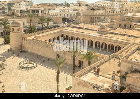 Blick auf die mittelalterliche Medina in Sousse und die große Moschee in Tunesien. Stockfoto