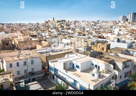 Stadtbild der Medina in Sousse, Tunesien, mit der Kasbah im Hintergrund. Stockfoto
