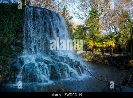 Wasserfall in Iveagh Gardens, Dublin. Stockfoto