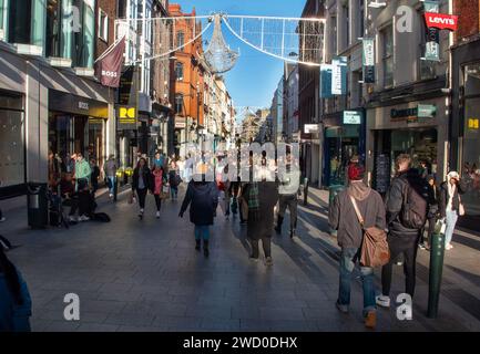 Spaziergang entlang der Grafton Street, Dublin während der Weihnachtsferien. Stockfoto