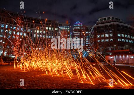 London, Großbritannien. Januar 2024. Canary Wharf Winter Lights Festival. Abgebildete Installation: Schild von Vendel & de Wolf (Niederlande) am Westferry Circus. Heute, im achten Jahr, genießen Besucher die farbenfrohen und immersiven interaktiven Kunstinstallationen, die am 17-27. Januar auf der Canary Wharf ausgestellt werden. Guy Corbishley/Alamy Live News Stockfoto