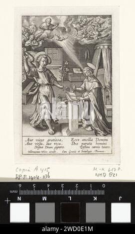 Annunciatie, anonym, nach Hieronymus Wierix, 1563 - vor 1619 Druck Maria kniet auf ihrem Schreibtisch in ihrem Schlafzimmer. Sie wird von dem Engel Gabriël besucht. Er sagt ihr, dass sie einen Sohn gebären wird, der Christus genannt wird. Über ihnen lässt Gott, der Vater, die Taube des Heiligen Geistes auf sie fallen. Engel schauen vom Himmel. Am Rand eine sechszeilige Beschriftung in zwei Spalten auf Lateinisch. Antwerpener Papier mit der Verkündigung: Maria, die normalerweise liest, wird vom Engel besucht (manchmal hört eine Frau das Gespräch). Gott, der Vater Stockfoto
