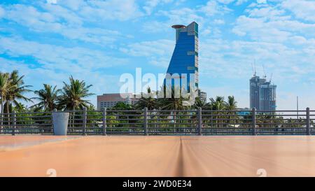 Blick auf die Wolkenkratzer von Jeddah vom öffentlichen Strand. Stockfoto