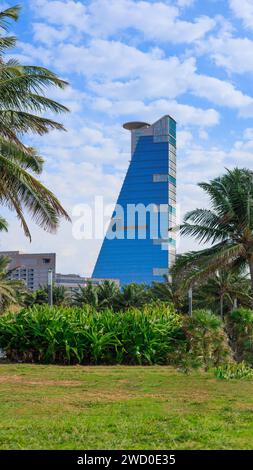 Blick auf die Wolkenkratzer von Jeddah vom öffentlichen Strand. Stockfoto