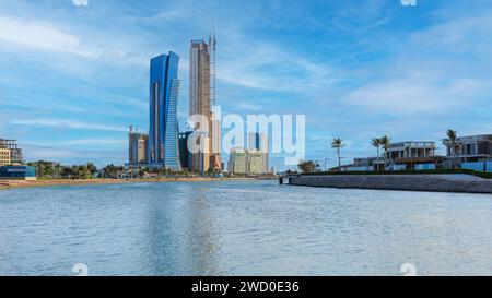 Blick auf die Wolkenkratzer von Jeddah vom öffentlichen Strand. Stockfoto