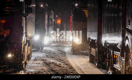 17. Januar 2024, Hessen, Grünberg: Lkw werden auf der A5 bei Grünberg auf einer schneebedeckten Straße eingeklemmt. Da Lkw auf der verschneiten Straße stecken geblieben sind, funktioniert auf den Autobahnen A4, A5 und A7 in Osthessen nichts. Die Staus erstreckten sich kilometerweit und viele Fahrer steckten am Donnerstagabend fest. Foto: Bernd März/dpa Stockfoto