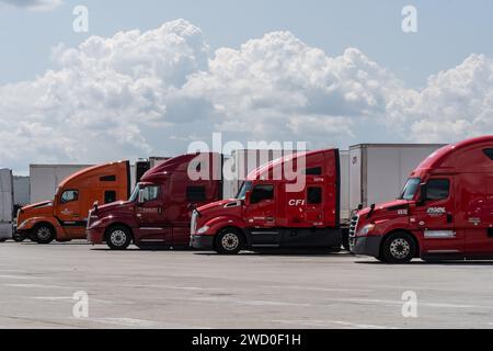 Somerset, Pennsylvania – 23. Juli 2023: Sattelzüge parkten auf dem Parkplatz an der Haltestelle der Pennsylvania Turnpike. Stockfoto