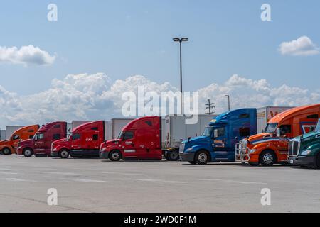 Somerset, Pennsylvania – 23. Juli 2023: Sattelzüge parkten auf dem Parkplatz an der Haltestelle der Pennsylvania Turnpike. Stockfoto