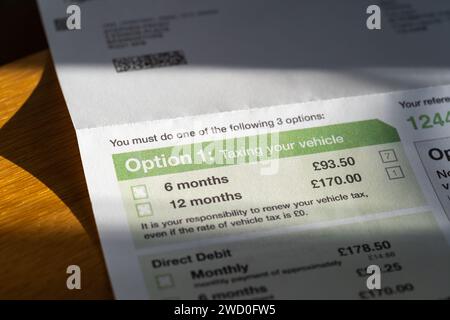 Ein V11-Formular zur Erinnerung an die Fahrzeugsteuer, das von der DVLA an einzelne Fahrzeughalter in Großbritannien gesendet wird und sie daran erinnert, ihr Auto/Fahrzeug zu besteuern. England Stockfoto