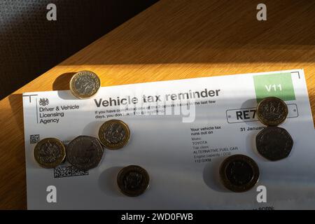 Ein V11-Formular zur Erinnerung an die Fahrzeugsteuer, das von der DVLA an einzelne Fahrzeughalter in Großbritannien gesendet wird und sie daran erinnert, ihr Auto/Fahrzeug zu besteuern. England Stockfoto