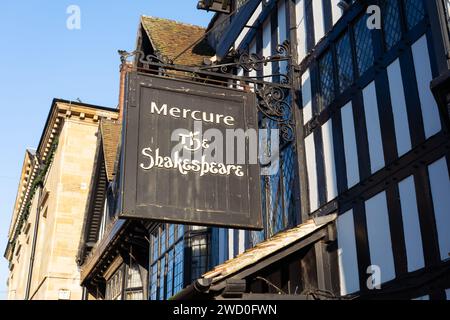 Hängeschild für das Mercure Stratford Upon Avon Shakespeare Hotel, das derzeit wegen Geschäftsreisen geschlossen ist und im Januar 2024 umfangreich renoviert wird Stockfoto