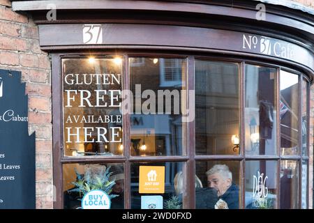 Glutenfrei hier verfügbar Nachricht im Fenster von No. 37 Cafe on Sheep Street in Stratford upon Avon, England, Großbritannien. Konzept: Gluten-Intoleranz Stockfoto