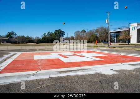 Krankenhaus lackierter Hubschrauberlandeplatz oder Hubschrauberlandeplatz oder Bereich für lebenswichtige Notnotfallpatienten in Montgomery Alabama, USA. Stockfoto