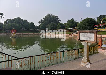 Statue des Buddha, der unter der Schutzhaube des Schlangenkönigs des Sees, Muchalinda Sarovar, Mahabodhi-Tempelkomplex meditiert Stockfoto