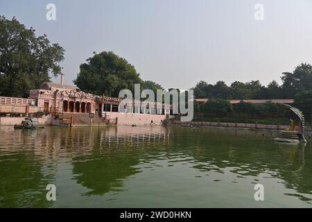 Der Buddha meditierte in Muchalinda Sarovar während der 6. Woche nach seiner Erleuchtung unter der Schutzhaube des Schlangenkönigs des Sees Stockfoto