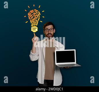 Ideengenerierung. Mann mit Laptop und Illustration der Glühbirne auf dunkelblauem Hintergrund Stockfoto