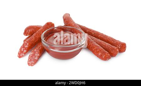 Dünne geräucherte Würstchen, serviert mit Ketchup, isoliert auf weiß Stockfoto