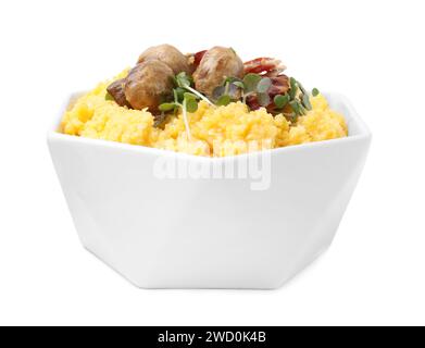 Gekochtes Maismehl mit Speck, Pilzen und Mikrogrün in einer Schüssel isoliert auf weiß Stockfoto