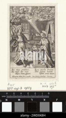 Annunciatie, Hieronymus Wierix, 1563 - vor 1619 Druck Maria kniet auf ihrem Schreibtisch in ihrem Schlafzimmer. Sie wird von dem Engel Gabriël besucht. Er sagt ihr, dass sie einen Sohn gebären wird, der Christus genannt wird. Über ihnen lässt Gott, der Vater, die Taube des Heiligen Geistes auf sie fallen. Engel schauen vom Himmel. Am Rand eine sechszeilige Beschriftung in zwei Spalten auf Lateinisch. Antwerpener Papier mit der Verkündigung: Maria, die normalerweise liest, wird vom Engel besucht (manchmal hört eine Frau das Gespräch). Gott, der Vater Stockfoto