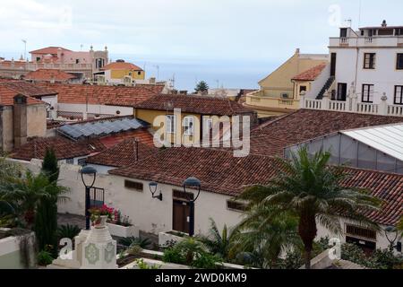 Der Blick auf das Meer über spanische Dächer und alte Kolonialhäuser und Villen in der Stadt La Oratova, Teneriffa, Kanarische Inseln, Spanien. Stockfoto