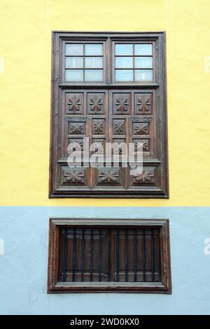 Holzladenfenster an der Außenseite oder ein altes Haus in La Oratova, Teneriffa, Kanarische Inseln, Spanien. Stockfoto