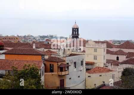 Der Blick auf das Meer über spanische Dächer und alte Kolonialhäuser und Villen in der Stadt La Oratova, Teneriffa, Kanarische Inseln, Spanien. Stockfoto