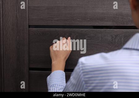 Frau klopft drinnen an die Tür, Nahaufnahme Stockfoto