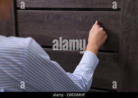 Frau klopft drinnen an die Tür, Nahaufnahme Stockfoto