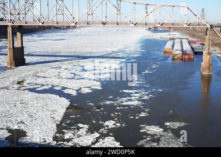 St. Louis, Usa. Januar 2024. An den Ufern des Mississippi-Flusses sitzen Binnenschiffe, während große Eisbrocken die Schifffahrtswege schließen, während die Temperaturen am Mittwoch, den 17. Januar 2024, auf 40 Grad warm sind. Foto: Bill Greenblatt/UPI Credit: UPI/Alamy Live News Stockfoto